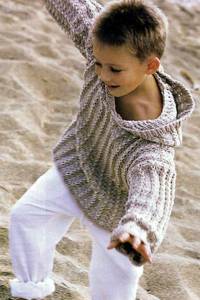 Детский вязаный пуловер с капюшоном